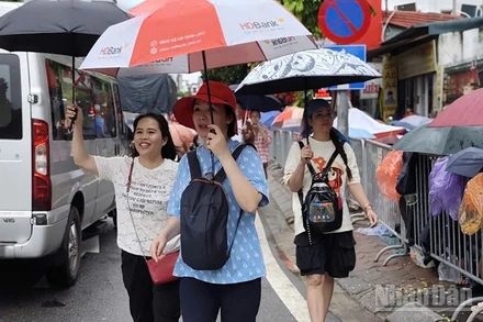 Người dân nô nức tìm kiếm vị trí đẹp để xem lễ sơ duyệt. 