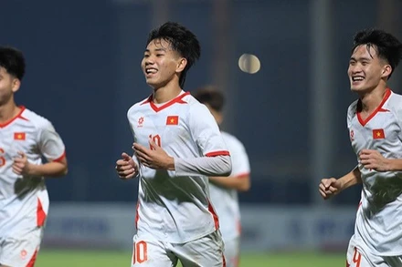 U17 Việt Nam giành chiến thắng áp đảo trước U17 Singapore. (Ảnh: Đức Cường/VFF)