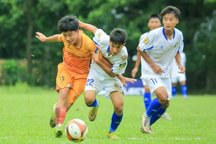 U17 Sông Lam Nghệ An (áo trắng) chiến thắng U17 LPBank Hoàng Anh Gia Lai để tiến vào tứ kết. (Ảnh: VFF)