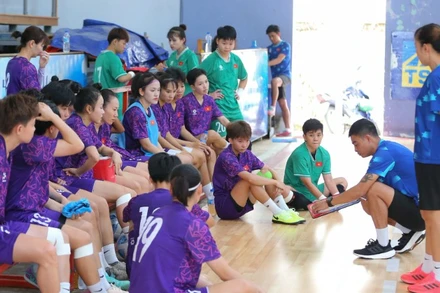 Huấn luyện viên Nguyễn Đình Hoàng dặn dò các học trò trong một buổi tập. (Ảnh: VFF)