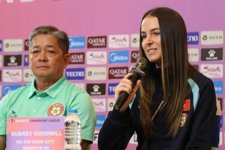 Huấn luyện viên Nguyễn Hồng Phẩm và ngoại binh Goodwill của câu lạc bộ nữ Thành phố Hồ Chí Minh chia sẻ tại buổi họp báo. (Ảnh: VFF)