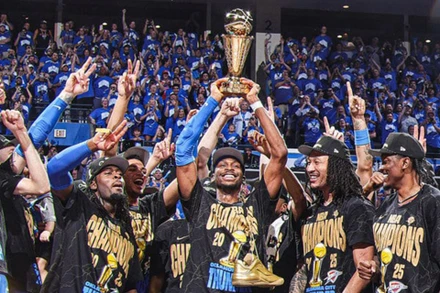 Các thành viên Oklahoma City Thunder nâng cao chiếc cúp vô địch NBA 2025. (Ảnh: NBA)