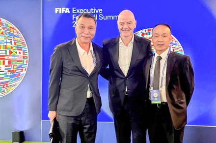Đại diện Liên đoàn Bóng đá Việt NAm gặp gỡ Chủ tịch FIFA Gianni Infantino tại Hội nghị thượng đỉnh bóng đá FIFA. (Ảnh: VFF)