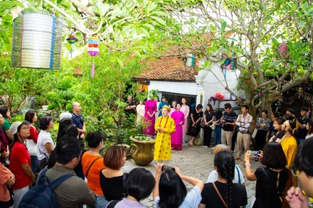 Các du khách và đại diện công ty lữ hành tham quan không gian Phủ Tiên Hương, Hà Nội.