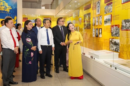 Các đại biểu tham quan trưng bày chuyên đề “Mùa thu Độc lập”. (Ảnh: VIỆT HÙNG)