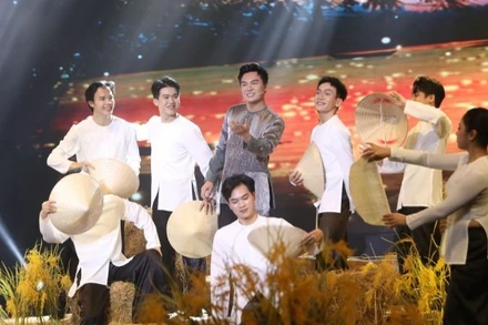 MC Quốc Trí gây bất ngờ khi kết hợp dân ca, rap trong phần biểu diễn của mình. (Ảnh: NVCC)