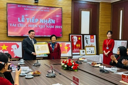 Bảo tàng Hồ Chí Minh tổ chức tiếp nhận các tài liệu, hiện vật. (Ảnh: PHƯƠNG LAN)