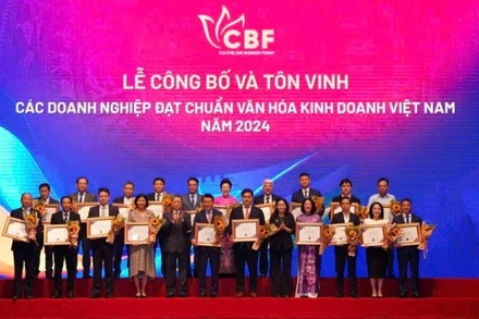 Tôn vinh các Doanh nghiệp đạt chuẩn Văn hóa kinh doanh Việt Nam năm 2024. (Ảnh: THANH BÌNH)