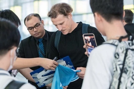 Diego Forlan đã có buổi giao lưu sôi nổi với các fan hâm mộ Việt Nam. (Ảnh: BTC)