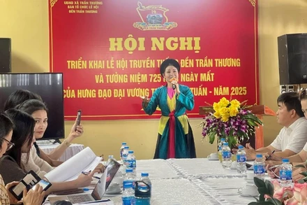 Nghệ sĩ Nhân dân Thúy Ngần biểu diễn tại Hội nghị triển khai Lễ hội truyền thống đền Trần Thương. 