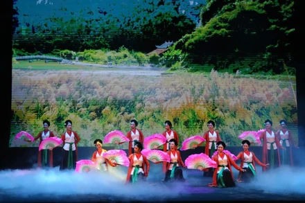 Tiết mục nghệ thuật chào mừng Liên hoan.