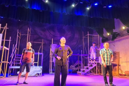 Các nghệ sĩ Nhà hát Sân khấu Truyền thống Quốc gia Việt Nam nỗ lực luyện tập cho vở diễn "Từ Việt Bắc về Hà Nội”.