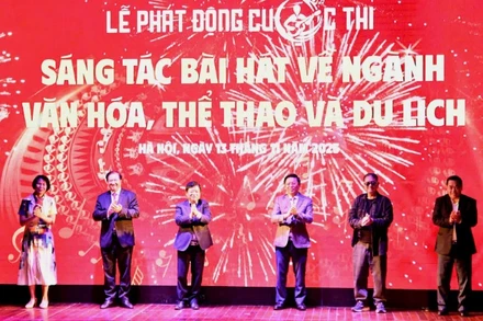 Các đại biểu thực hiện nghi thức phát động cuộc thi. (Ảnh: PHẠM SỸ)