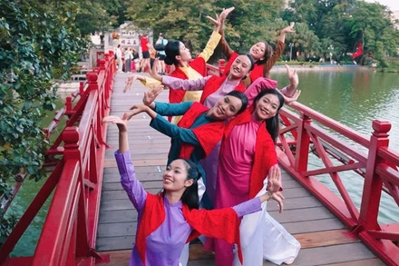 Vũ điệu đại chúng “Tay trong tay - Hand in hand” truyền tải thông điệp đoàn kết, thống nhất. 