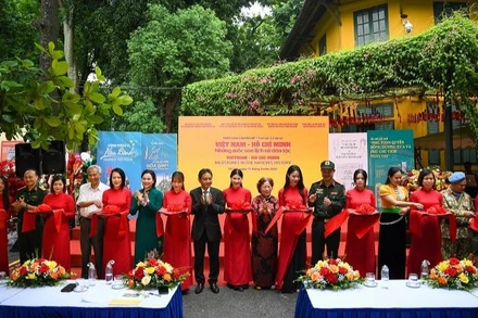 Các đại biểu cắt băng khai mạc chuỗi hoạt động kỷ niệm. (Ảnh: BTC)