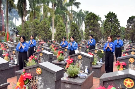 Sinh viên Học viện Tài chính thắp sáng truyền thống “uống nước nhớ nguồn”. 