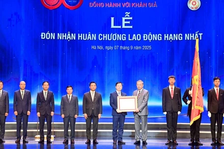 Tổng Bí thư Tô Lâm trao Huân chương Lao động hạng Nhất tặng Đài Truyền hình Việt Nam. (Ảnh: ĐĂNG KHOA)