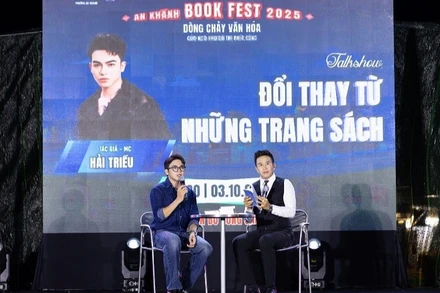 Tác giả, MC Hải Triều chia sẻ tại talkshow “Đổi thay từ những trang sách”. (Ảnh: NVCC)