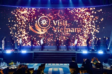 Các đại biểu thực hiện nghi thức ra mắt nền tảng Visit Vietnam. (Ảnh: HOÀNG HÀ)