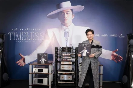 Ca sĩ Tùng Dương ra mắt đĩa than đầu tay “The Voice-Timeless”. (Ảnh: MẠNH NGUYỄN)