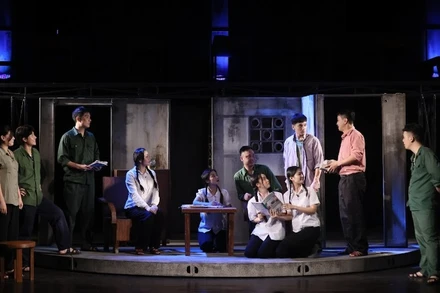 "Quân khu Nam Đồng" tái hiện lát cắt của ký ức về những người trẻ tuổi. (Ảnh: Nhà hát Tuổi trẻ)