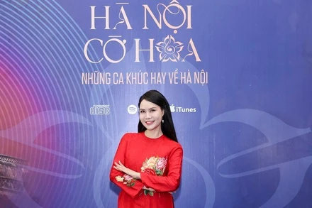 Nghệ sĩ Nhân dân Mai Hoa ra mắt album “Hà Nội cờ hoa”. (Ảnh: MẠNH NGUYỄN)