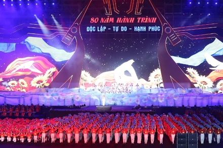 Chương trình nghệ thuật đặc biệt “80 năm – Hành trình Độc lập, Tự do, Hạnh phúc” là bản hùng ca chào mừng kỷ niệm 80 năm Quốc khánh 2/9. (Ảnh: TRẦN HUẤN)