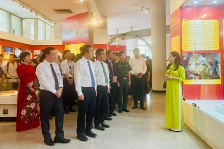 Các đại biểu nghe giới thiệu về Trưng bày chuyên đề “Công an nhân dân-80 năm khắc ghi lời Bác”.