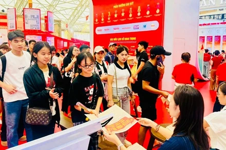 Triển lãm “Báo Nhân Dân - Tiếng nói của Đảng, Nhà nước và nhân dân Việt Nam” thu hút đông đảo công chúng. (Ảnh: KIM LĨNH)