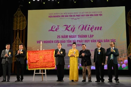 Viện Nghiên cứu bảo tồn và phát huy văn hóa dân tộc đón nhận bức vinh danh từ Liên hiệp các Hội Khoa học và kỹ thuật Việt Nam. 