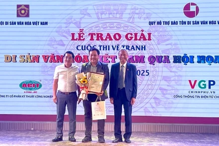 Trao giải Nhất cho tác phẩm khắc gỗ "Dưới bóng nghìn năm" của tác giả Lê Phi Hùng. 