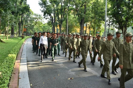 Các cán bộ, chiến sĩ thuộc các lực lượng tham gia Lễ diễu binh, diễu hành kỷ niệm 80 năm Cách mạng Tháng Tám và Quốc khánh 2/9 tham quan Khu Di tích Chủ tịch Hồ Chí Minh tại Phủ Chủ tịch. 