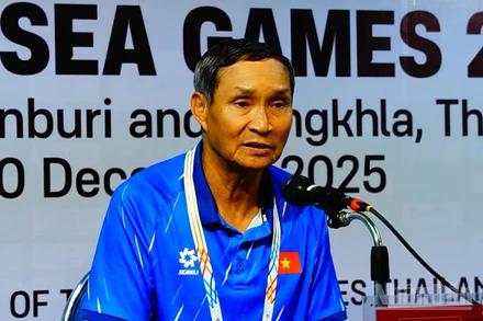 Huấn luyện viên Mai Đức Chung tại buổi họp báo sau trận thắng 7-0 Malaysia. (Ảnh: XUÂN SƠN)