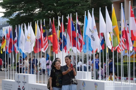 Quốc kỳ của 11 quốc gia khu vực Đông Nam Á tham dự SEA Games 33.