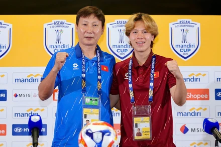 Huấn luyện viên Kim Sang Sik và tiền vệ Viktor Lê tham dự buổi họp báo trước trận chung kết. (Ảnh: VFF)