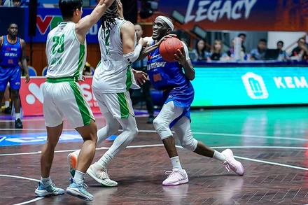 Tamyrik Fields dẫn bóng tấn công trực diện khu vực cận rổ Cantho Catfish. (Ảnh: VBA)