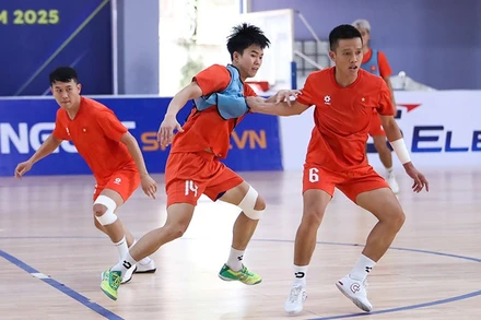 Các thành viên đội tuyển futsal Việt Nam tập luyện hướng tới giải đấu khu vực. (Ảnh: VFF)