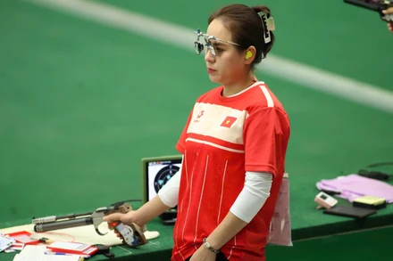 Xạ thủ Trịnh Thu Vinh giữ vững phong độ qua từng phát bắn. 