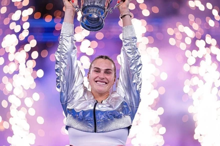 Aryna Sabalenka ăn mừng với chiếc Cúp vô địch US Open 2025. (Ảnh: USTA)