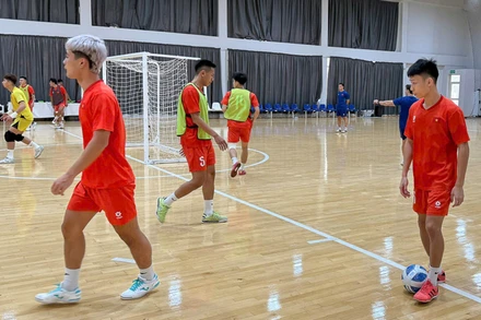Các thành viên đội tuyển futsal Việt Nam trong buổi tập đầu tiên tại Kuwait. (Ảnh: VFF)