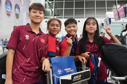 Các thành viên đội tuyển U17 nữ Việt Nam hứng khởi với chuyến tập huấn quốc tế. (Ảnh: VFF)