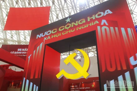 Khung hình LED với biểu tượng chủ nghĩa Cộng sản trở thành điểm nhấn nổi bật của phân khu.