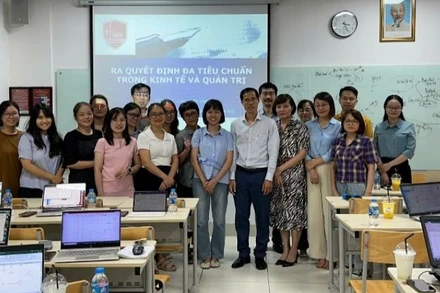 Phó Giáo sư, Tiến sĩ Lưu Quốc Đạt (thứ 8, từ phải sang trái), Trưởng nhóm Nghiên cứu mạnh trong buổi chia sẻ về mô hình ra quyết định đa tiêu chuẩn trong kinh tế và quản trị. 