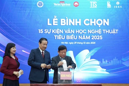 Lãnh đạo Liên hiệp các Hội Văn học nghệ thuật Việt Nam bỏ phiếu bầu chọn các sự kiện.