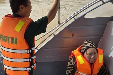 Bộ đội Biên phòng Hoằng Trường cứu hộ ngư dân bị lật phương tiện nghề cá.