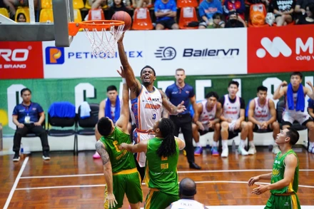 Hanoi Buffaloes chiếm ưu thế ở khu vực cận rổ. (Ảnh: VBA)