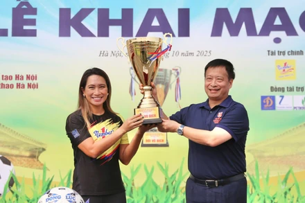 Trưởng Ban tổ chức giải cùng đại diện Nhà tài trợ nâng cao chiếc cúp vô địch. (Ảnh: Thuần Thư)