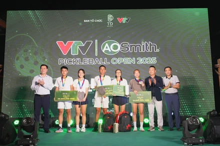Ban tổ chức trao giải cho các vận động viên ở nội dung đôi nam nữ. 