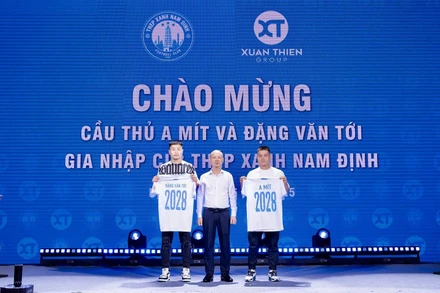 Hai tân binh Đặng Văn Tới (trái) và A Mít chính thức gia nhập Thép Xanh Nam Định. (Ảnh: TXNĐ)