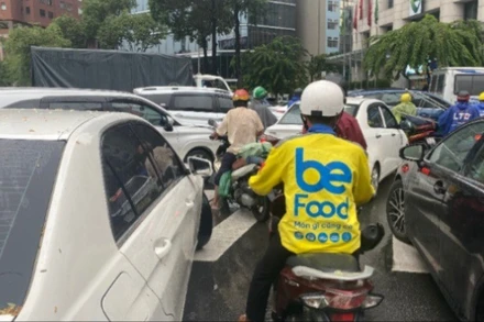 Chiều 27/6, các phương tiện "chôn chân" tại khu vực vòng xoay Công trường Mê Linh, Quận 1. (Ảnh: QUÝ HIỀN)